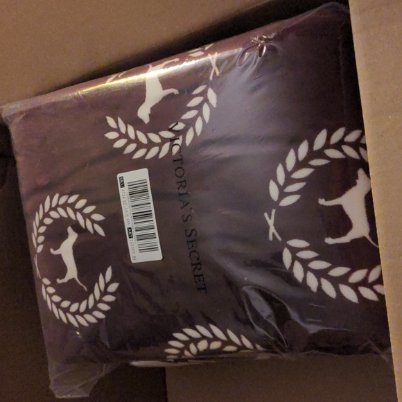 π₯ VS Pink sherpa blanket NWT - Picture 5 of 6